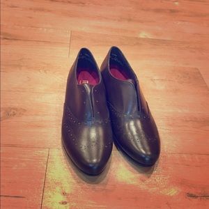 Munro size 9 oxford style dark brown flats